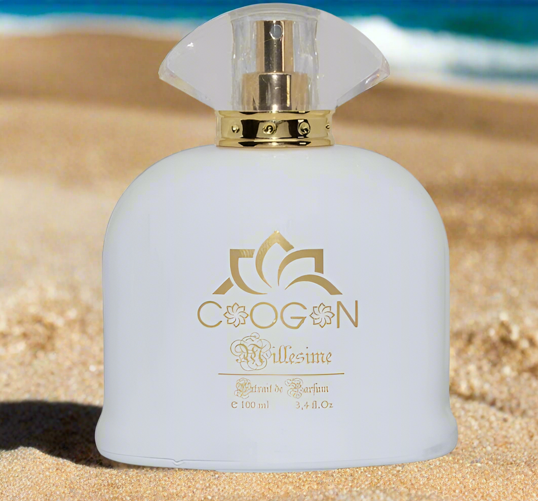 Parfum femme Chogan 100 ml dans un flacon blanc et doré raffiné, extrait de parfum inspiré de fragrances iconiques, fond clair.